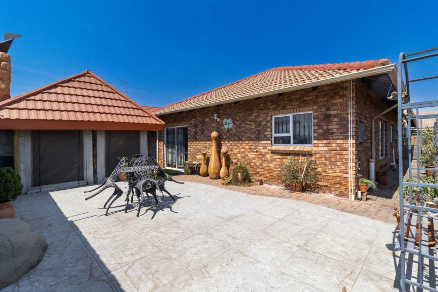 3 Bedroom Property for Sale in New Redruth Gauteng