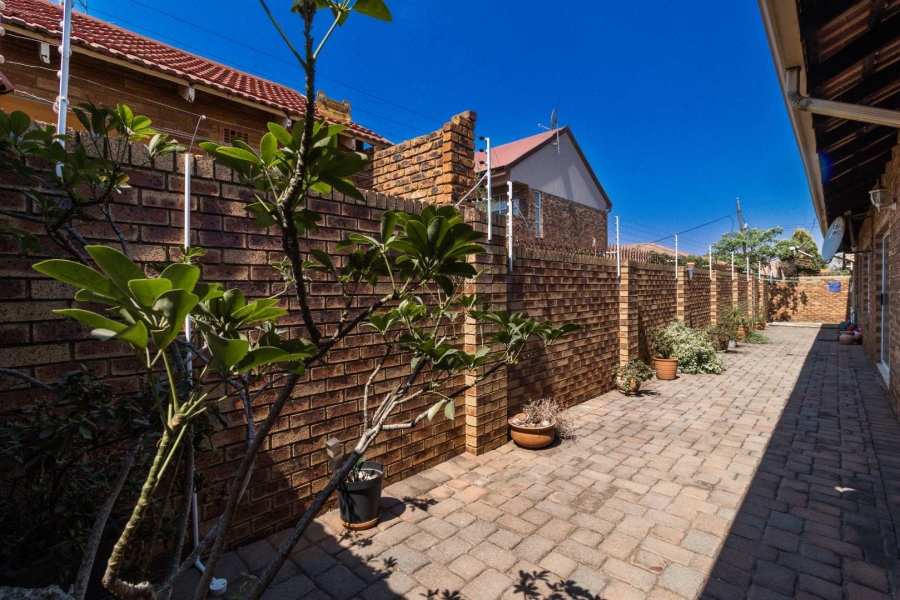 3 Bedroom Property for Sale in New Redruth Gauteng