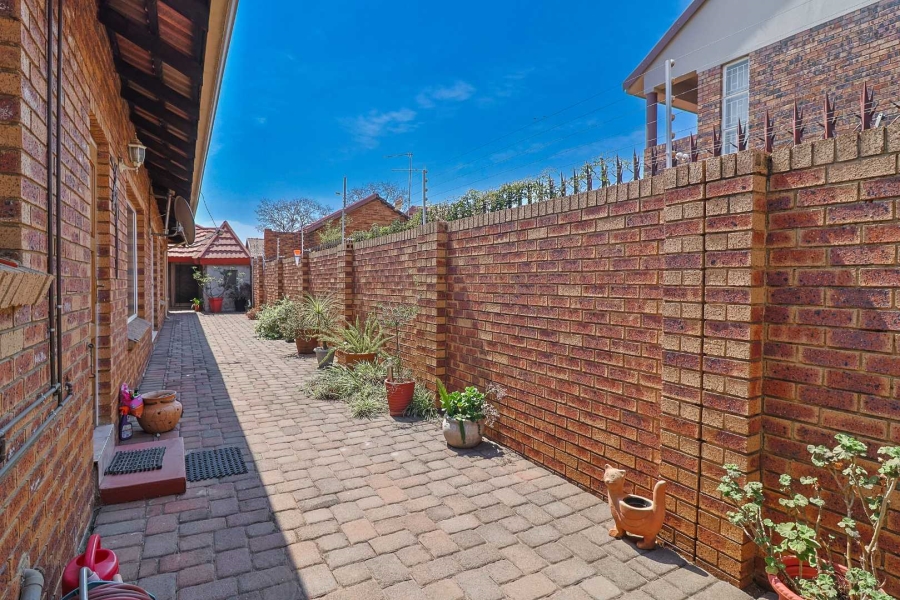 3 Bedroom Property for Sale in New Redruth Gauteng