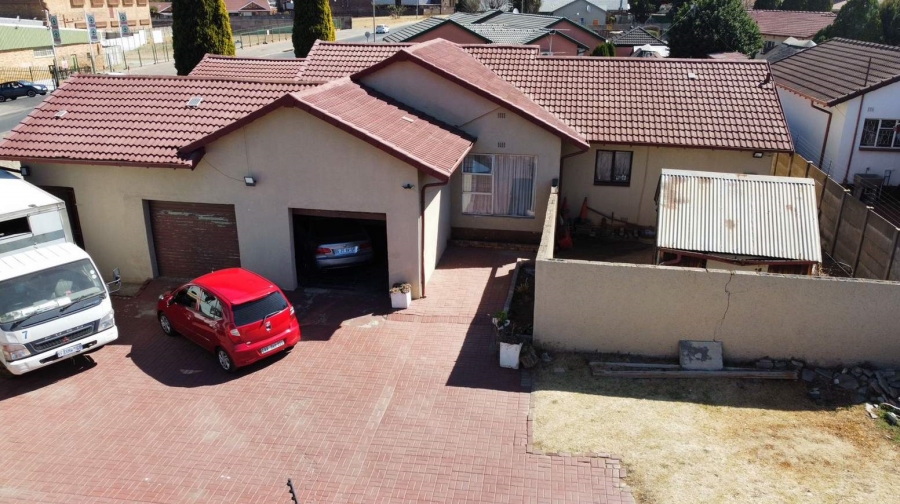 3 Bedroom Property for Sale in Brackendowns Gauteng