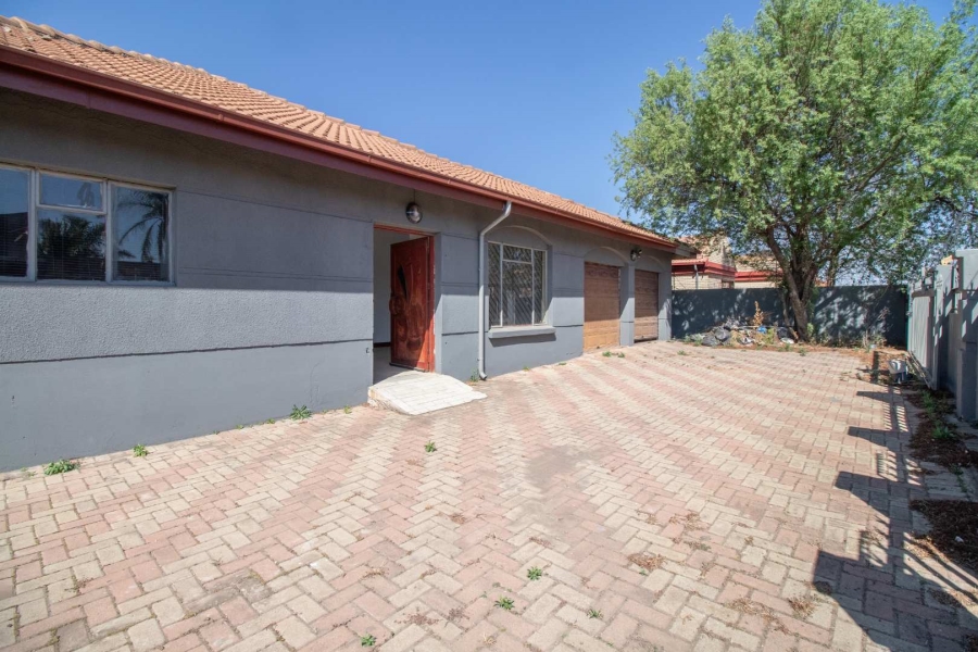 4 Bedroom Property for Sale in Mackenzie Park Gauteng