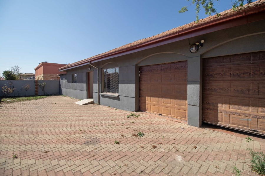 4 Bedroom Property for Sale in Mackenzie Park Gauteng