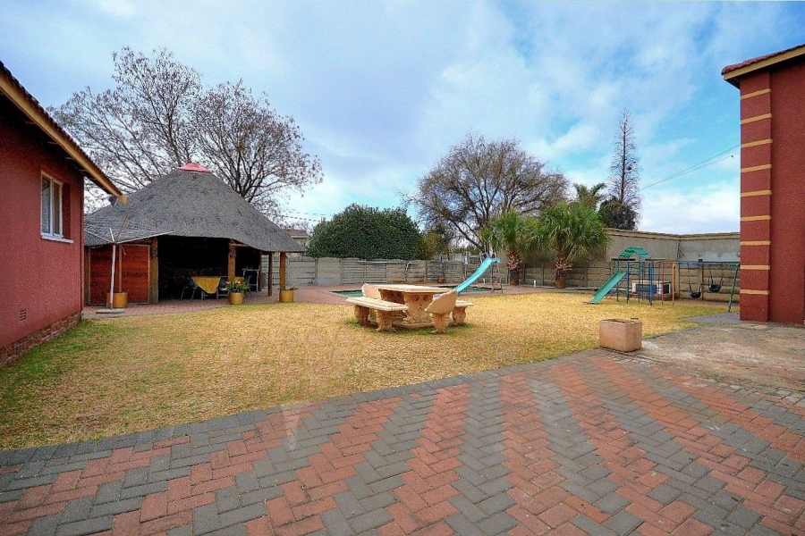 7 Bedroom Property for Sale in Brackendowns Gauteng