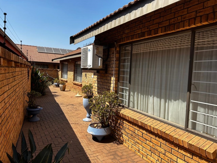 3 Bedroom Property for Sale in New Redruth Gauteng