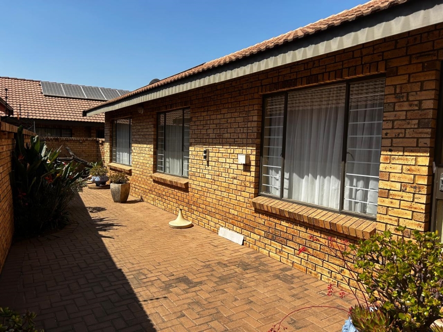 3 Bedroom Property for Sale in New Redruth Gauteng