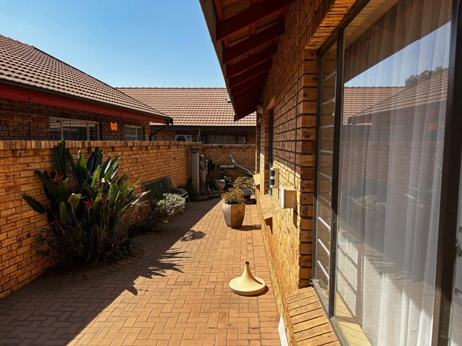 3 Bedroom Property for Sale in New Redruth Gauteng