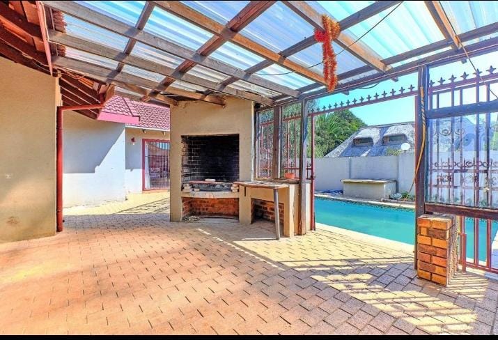 6 Bedroom Property for Sale in Birch Acres Gauteng