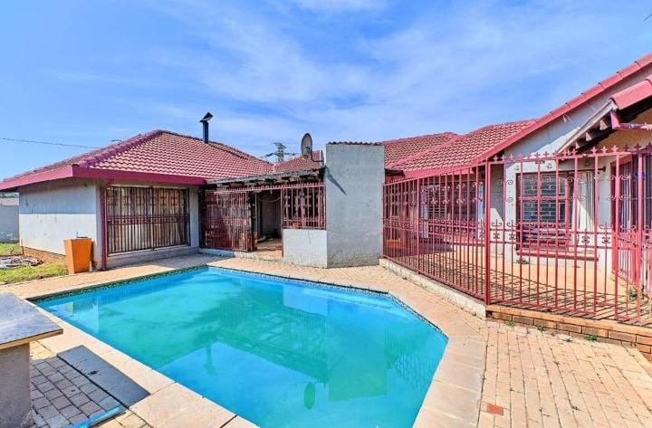 6 Bedroom Property for Sale in Birch Acres Gauteng