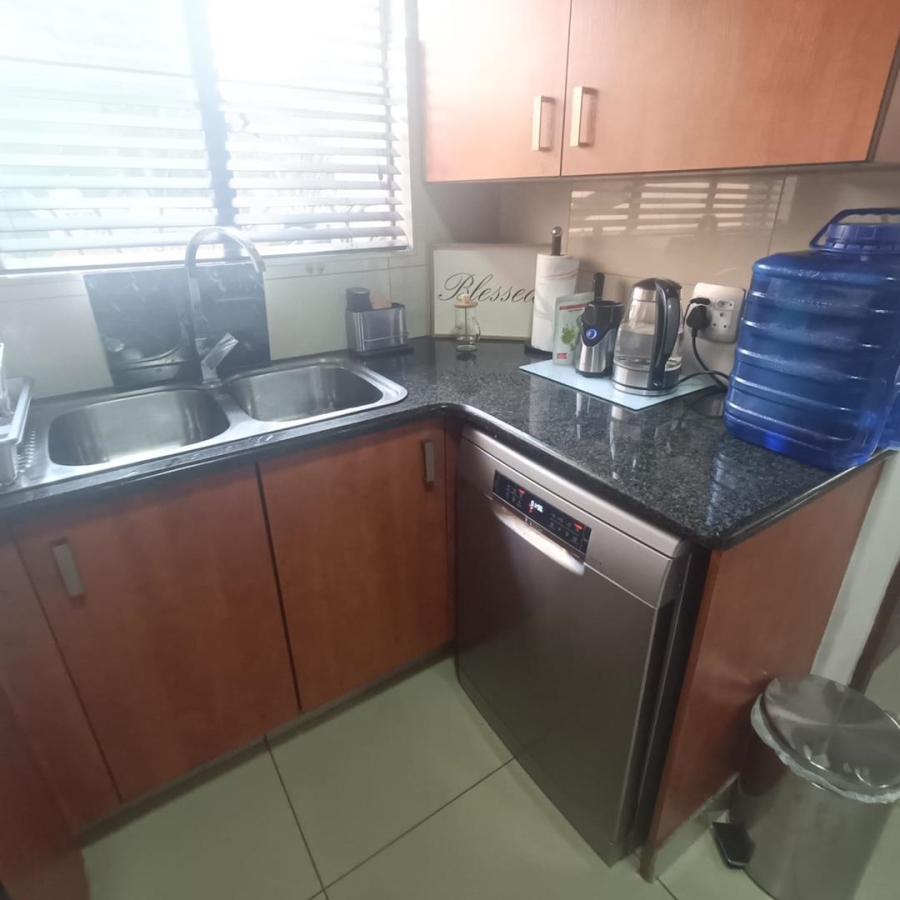 2 Bedroom Property for Sale in Die Hoewes Gauteng