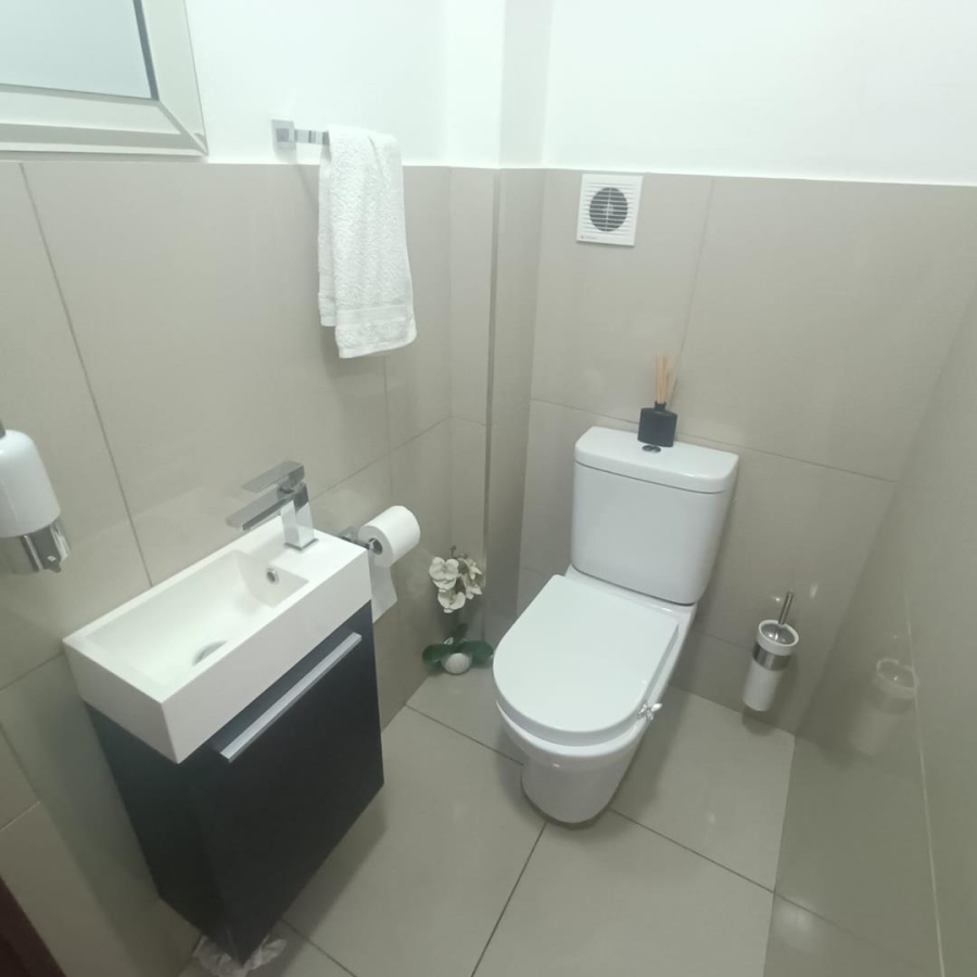 2 Bedroom Property for Sale in Die Hoewes Gauteng