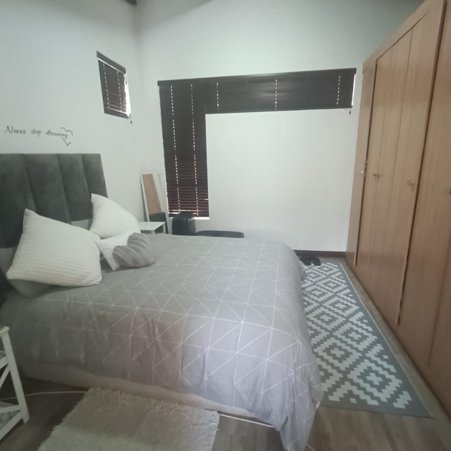 2 Bedroom Property for Sale in Die Hoewes Gauteng