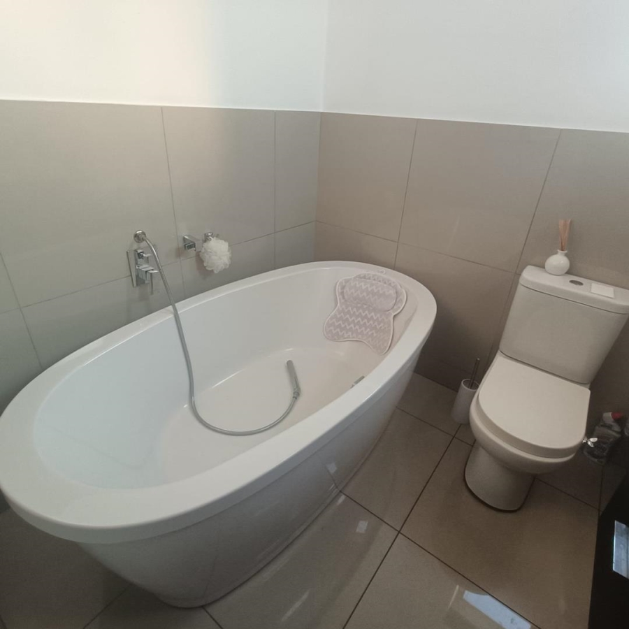 2 Bedroom Property for Sale in Die Hoewes Gauteng