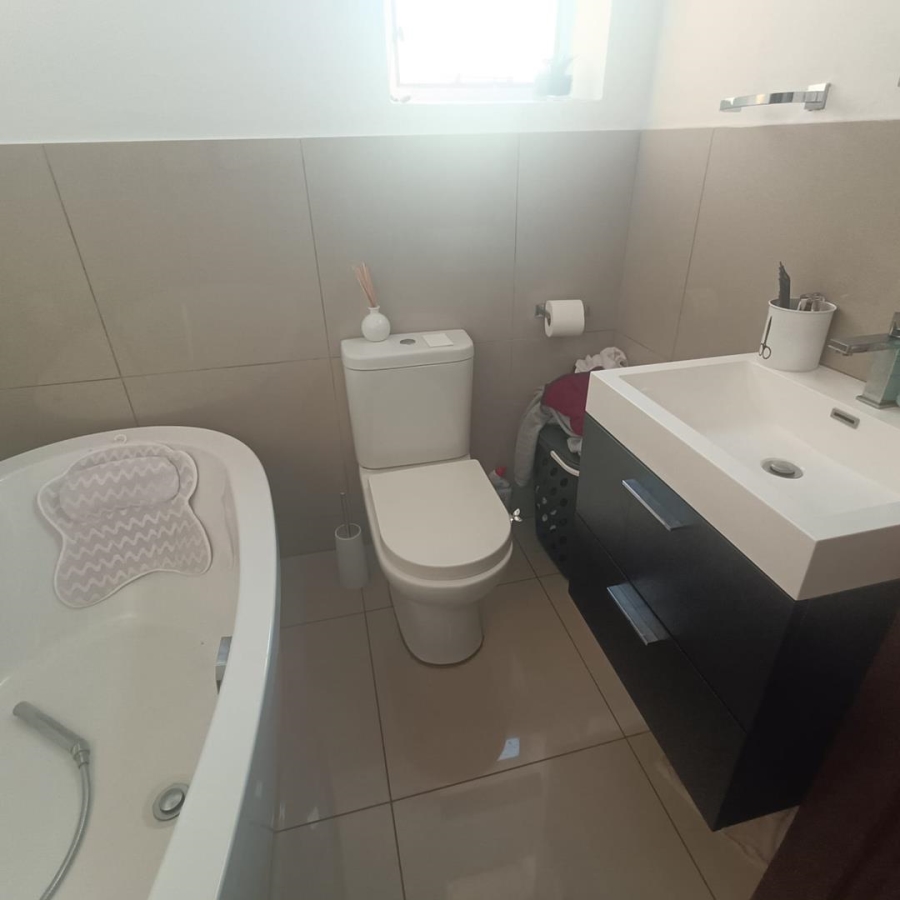 2 Bedroom Property for Sale in Die Hoewes Gauteng