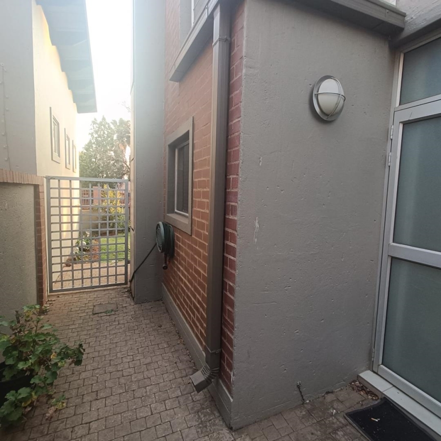 2 Bedroom Property for Sale in Die Hoewes Gauteng