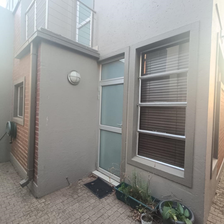 2 Bedroom Property for Sale in Die Hoewes Gauteng