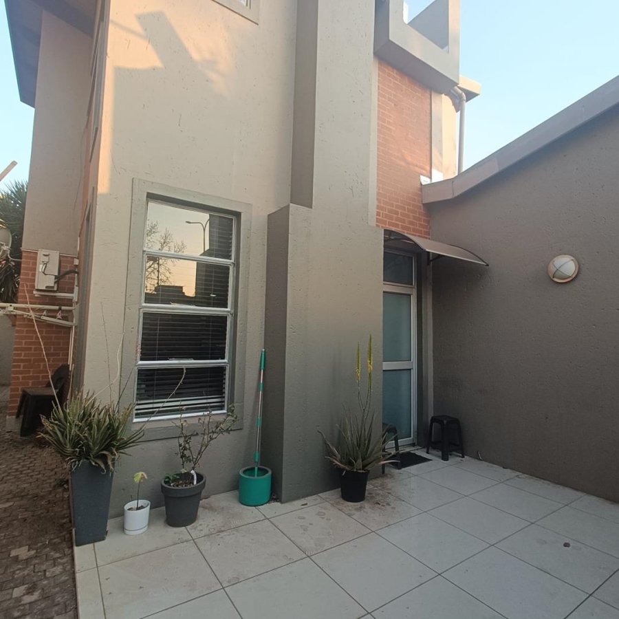 2 Bedroom Property for Sale in Die Hoewes Gauteng