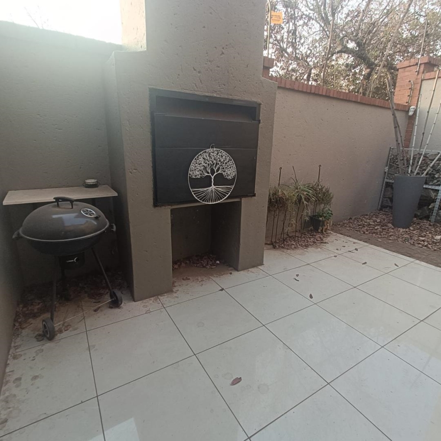 2 Bedroom Property for Sale in Die Hoewes Gauteng