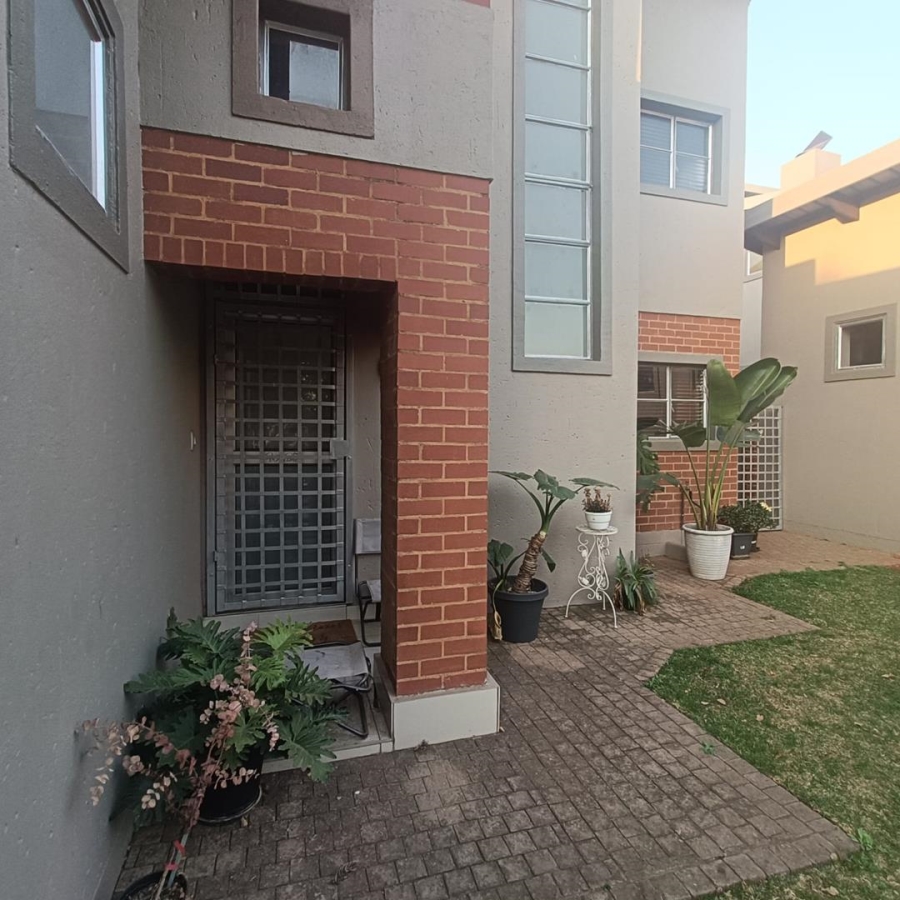 2 Bedroom Property for Sale in Die Hoewes Gauteng