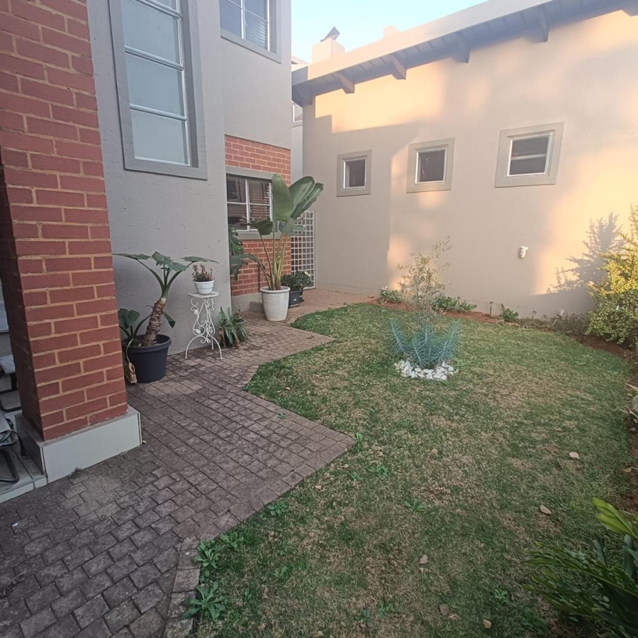 2 Bedroom Property for Sale in Die Hoewes Gauteng