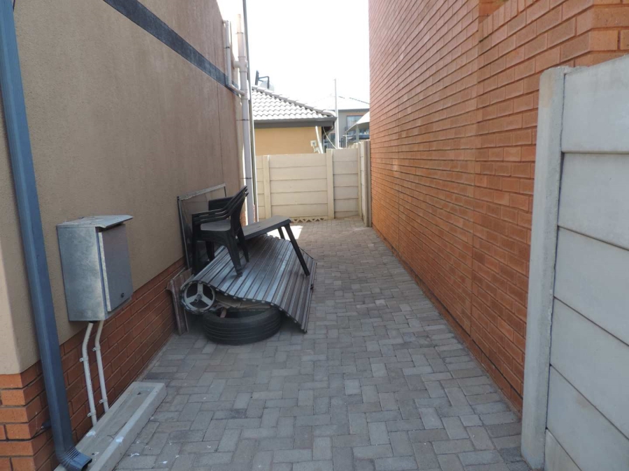 3 Bedroom Property for Sale in Alrode Gauteng