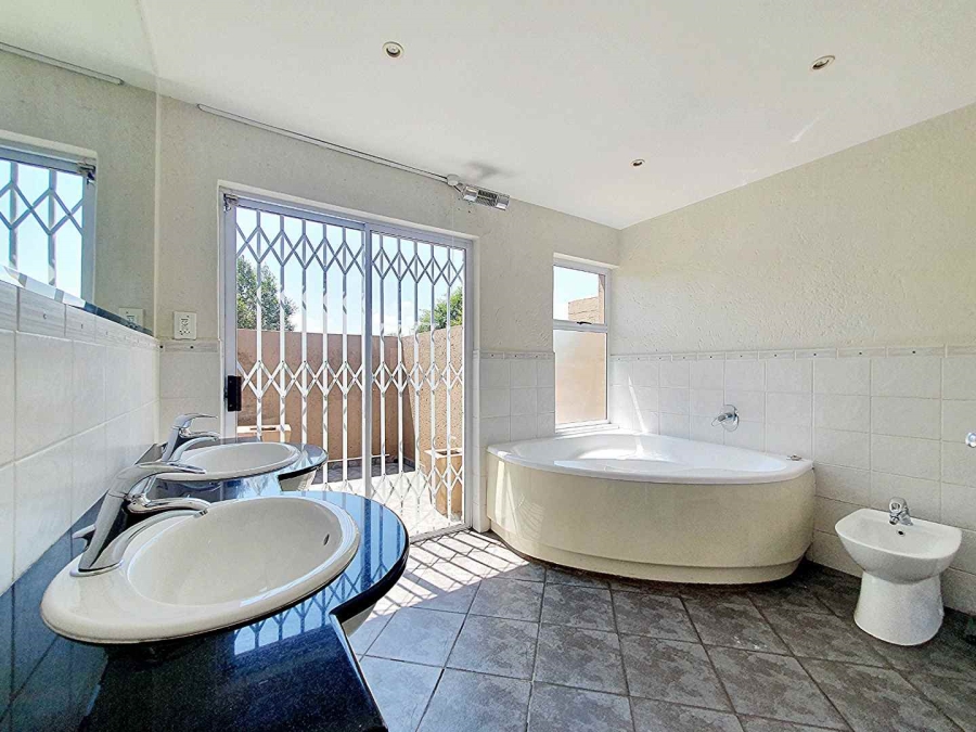 5 Bedroom Property for Sale in Sandown Gauteng