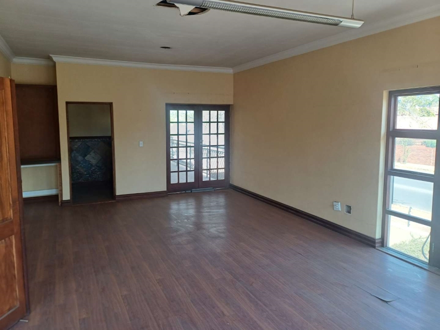 6 Bedroom Property for Sale in Wierdapark Gauteng