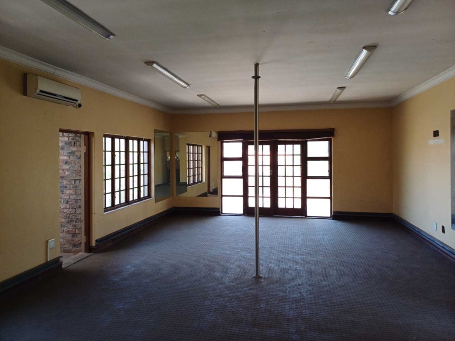 6 Bedroom Property for Sale in Wierdapark Gauteng