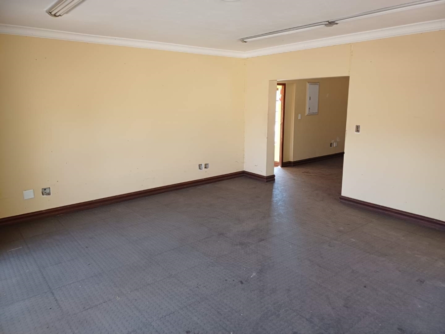 6 Bedroom Property for Sale in Wierdapark Gauteng