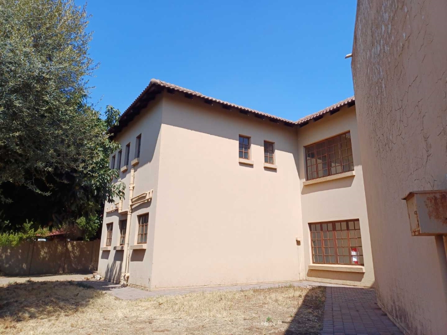 6 Bedroom Property for Sale in Wierdapark Gauteng