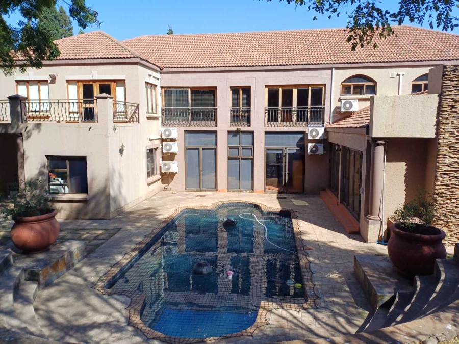 5 Bedroom Property for Sale in Die Hoewes Gauteng