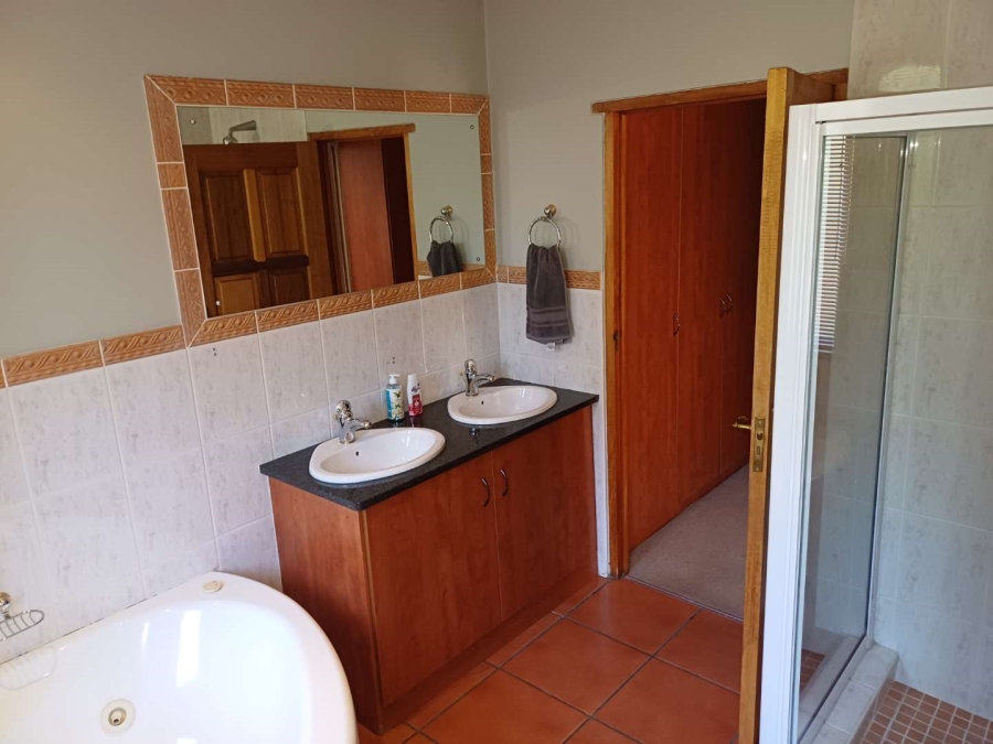 5 Bedroom Property for Sale in Die Hoewes Gauteng