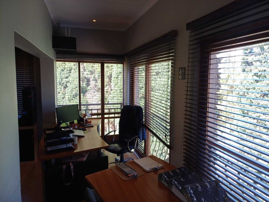 5 Bedroom Property for Sale in Die Hoewes Gauteng