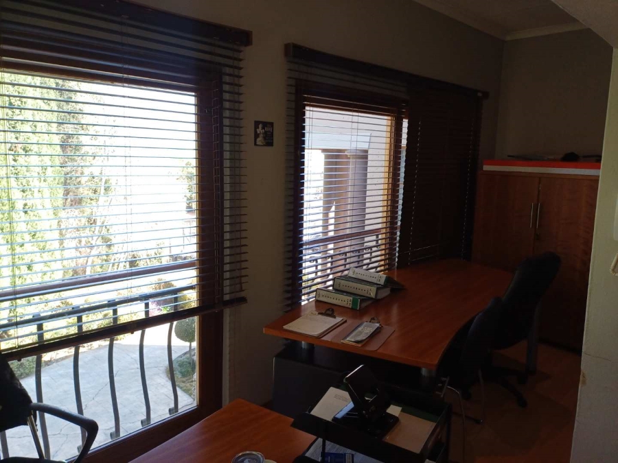 5 Bedroom Property for Sale in Die Hoewes Gauteng