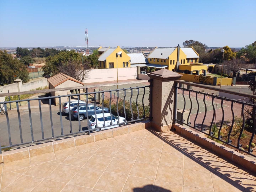 5 Bedroom Property for Sale in Die Hoewes Gauteng