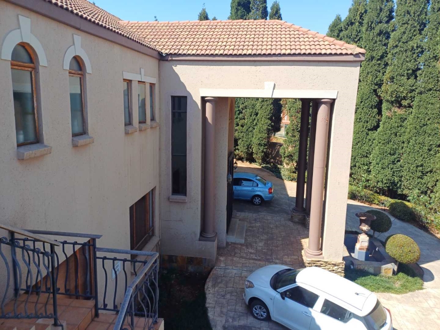 5 Bedroom Property for Sale in Die Hoewes Gauteng