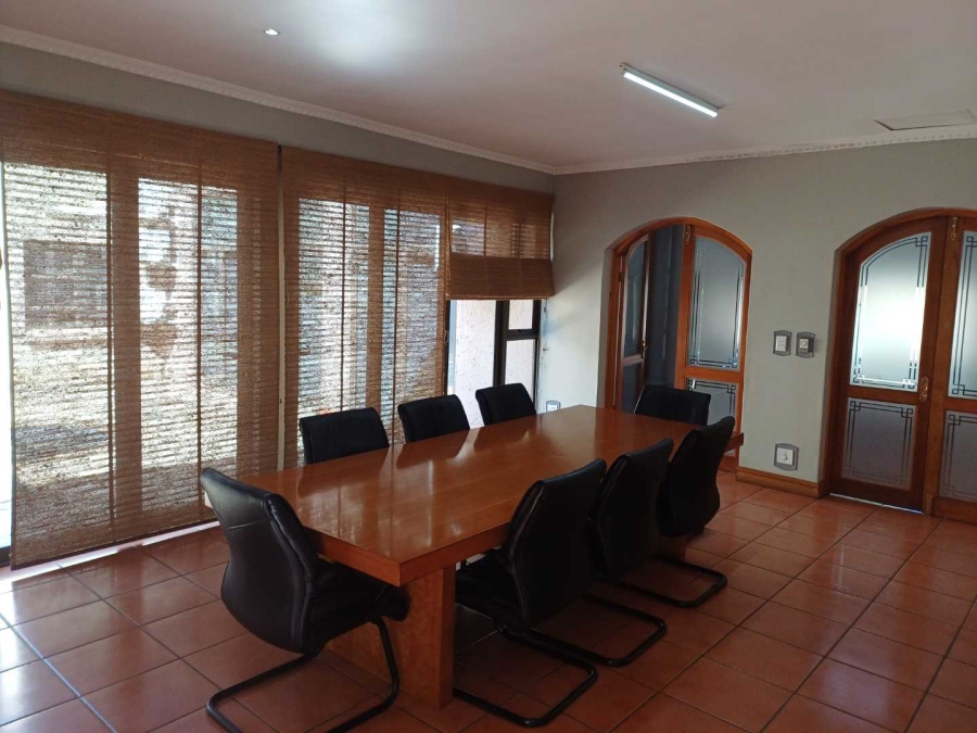 5 Bedroom Property for Sale in Die Hoewes Gauteng