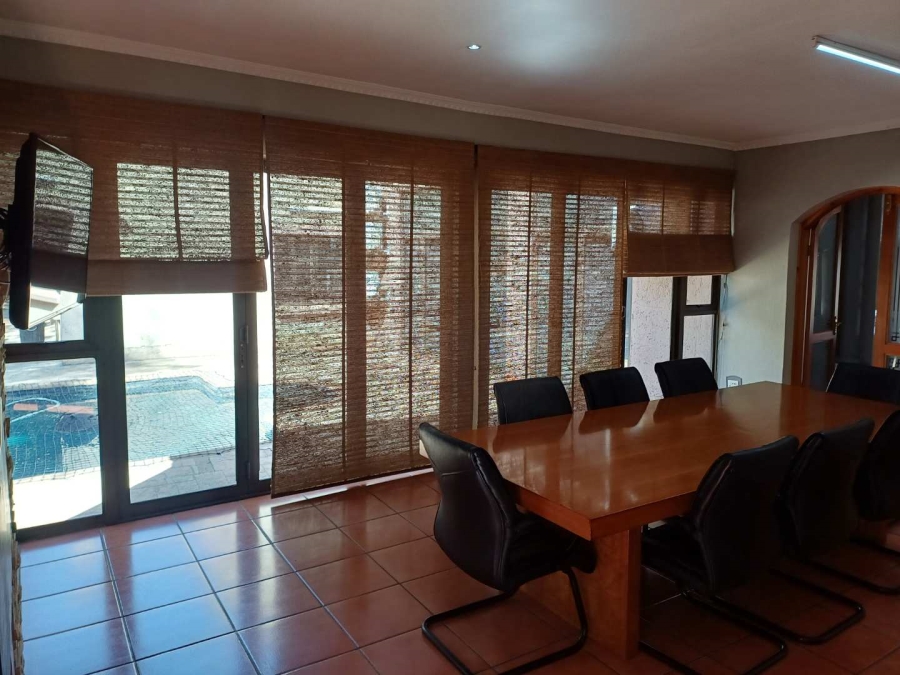 5 Bedroom Property for Sale in Die Hoewes Gauteng