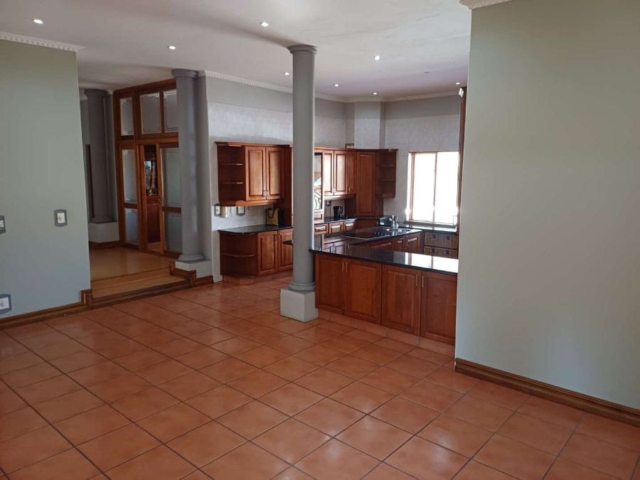 5 Bedroom Property for Sale in Die Hoewes Gauteng