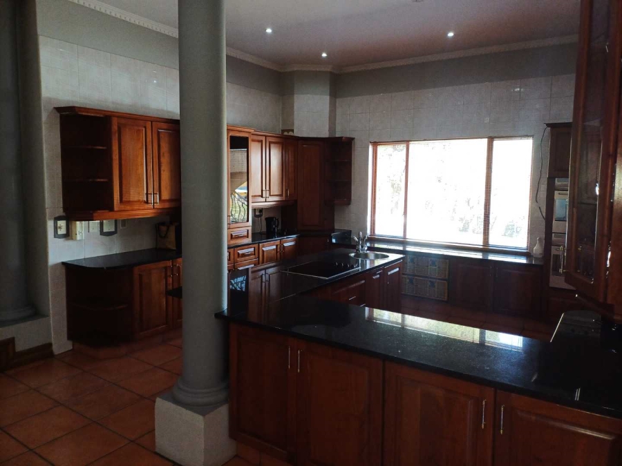 5 Bedroom Property for Sale in Die Hoewes Gauteng