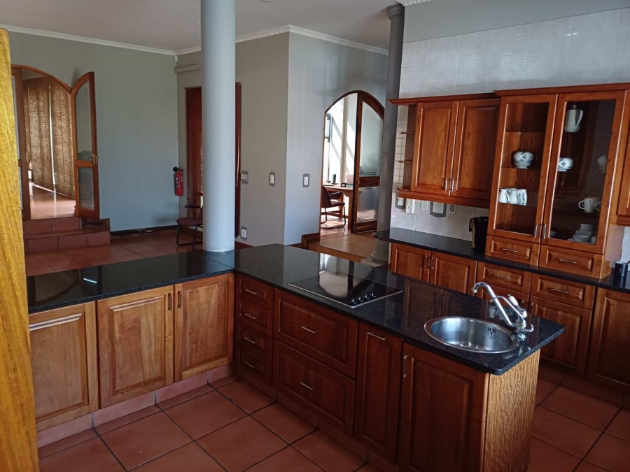 5 Bedroom Property for Sale in Die Hoewes Gauteng