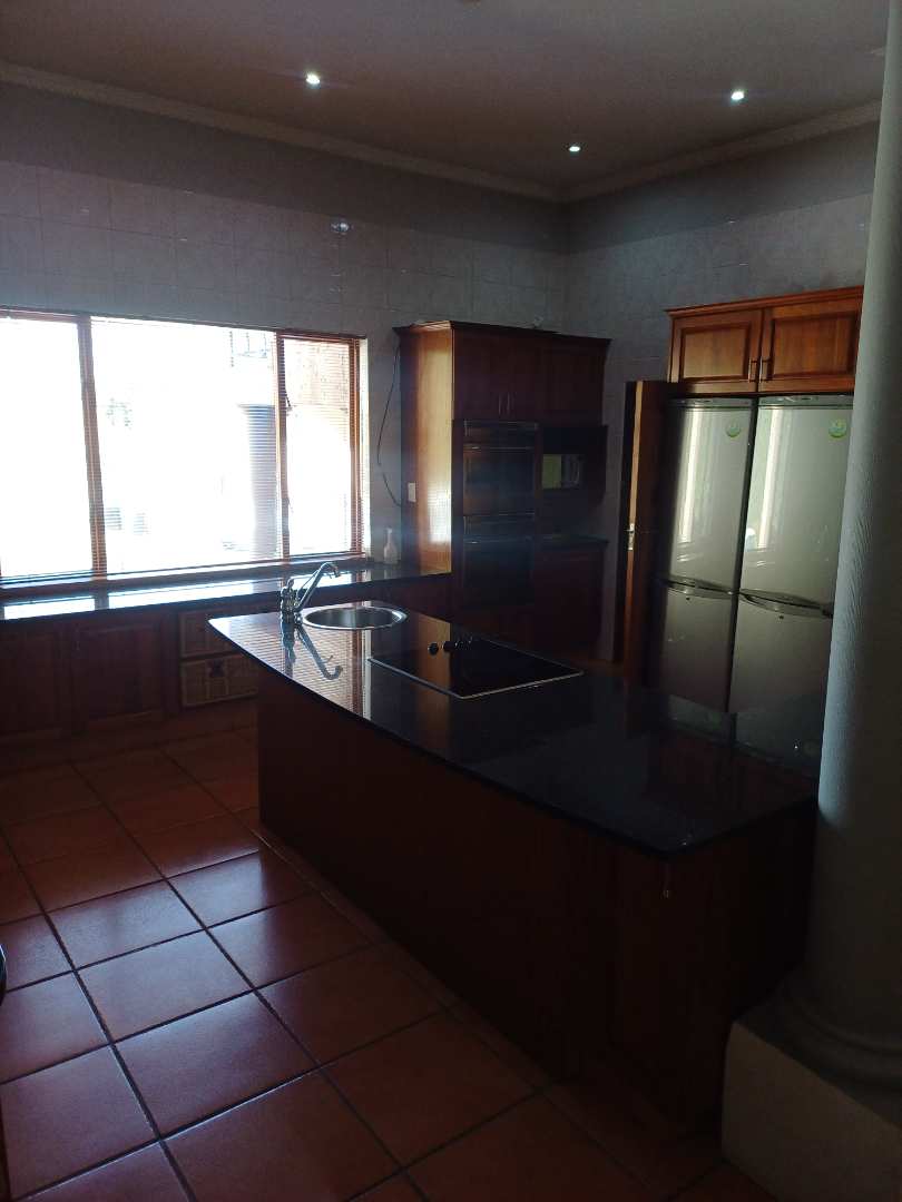 5 Bedroom Property for Sale in Die Hoewes Gauteng