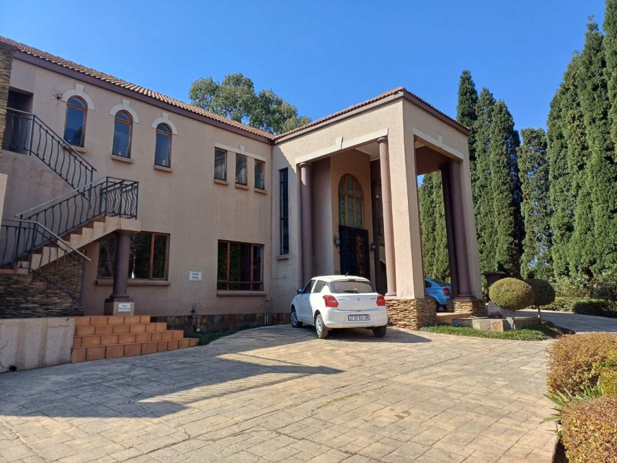 5 Bedroom Property for Sale in Die Hoewes Gauteng