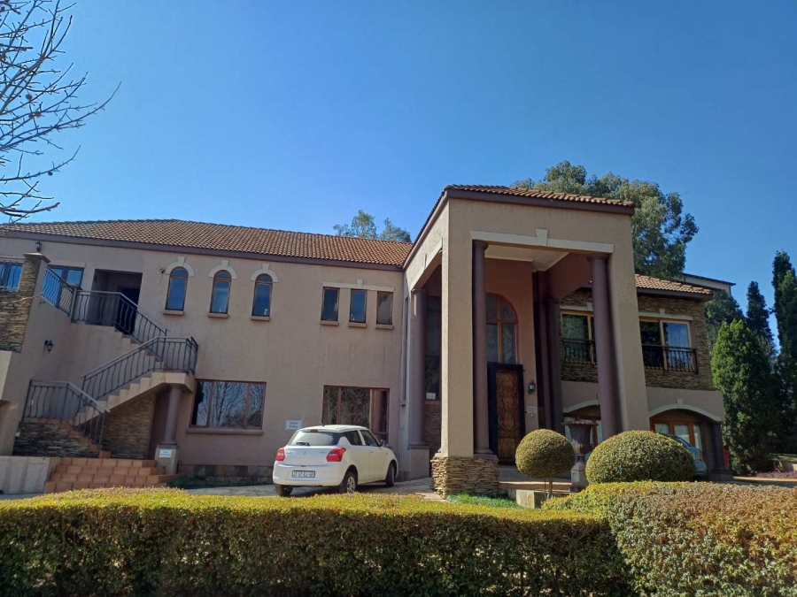 5 Bedroom Property for Sale in Die Hoewes Gauteng