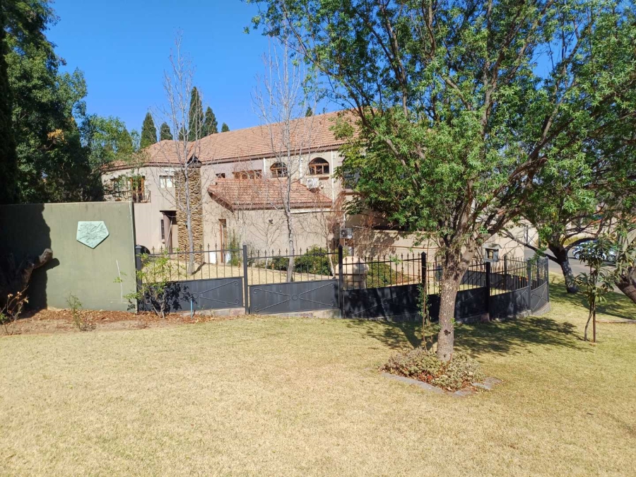 5 Bedroom Property for Sale in Die Hoewes Gauteng