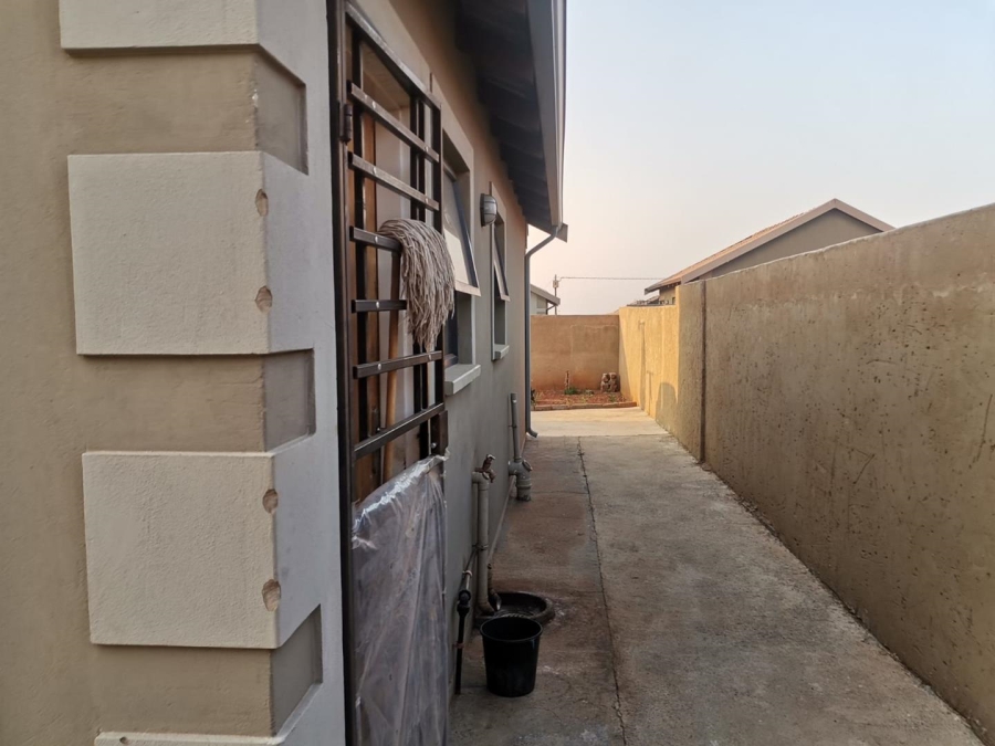 To Let 3 Bedroom Property for Rent in Protea Glen Gauteng