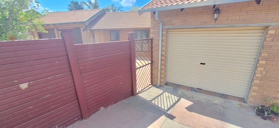 4 Bedroom Property for Sale in Heuweloord Gauteng