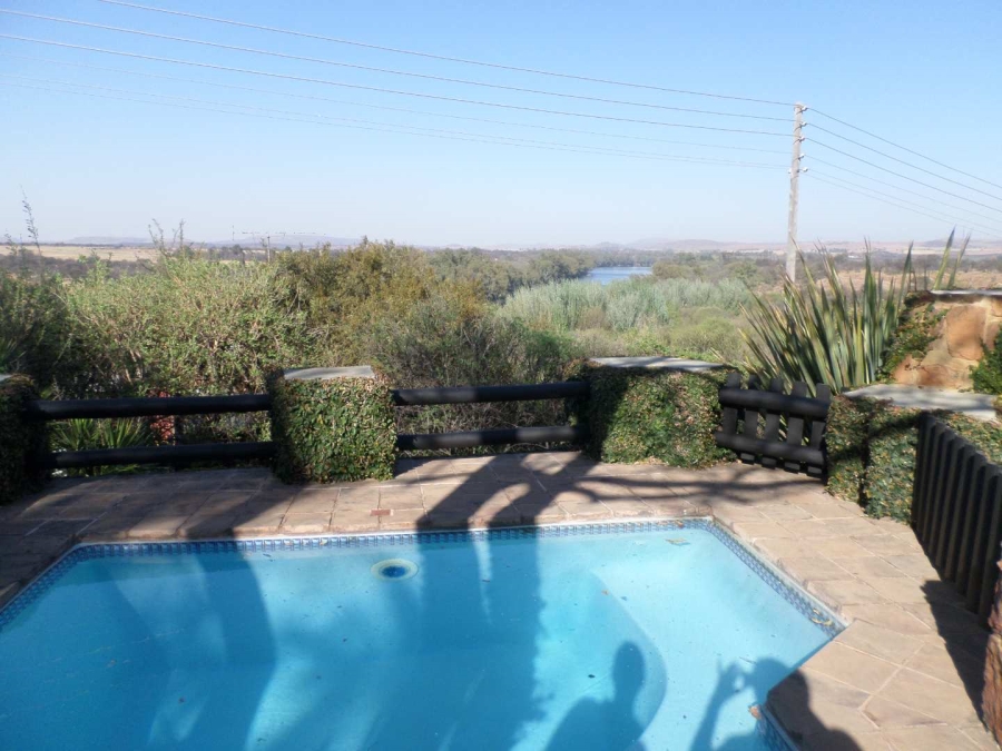 3 Bedroom Property for Sale in Vaaloewer Gauteng