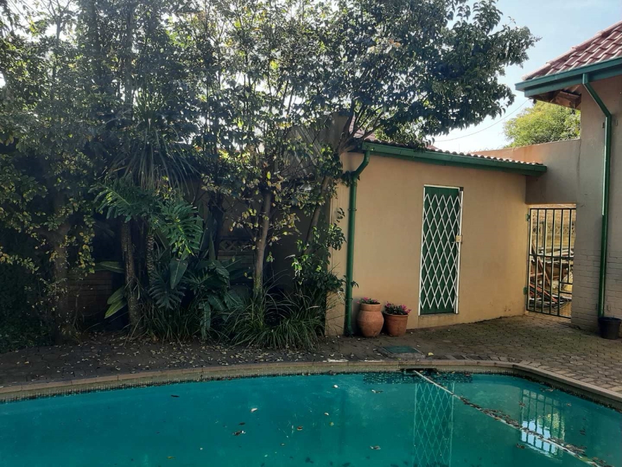 4 Bedroom Property for Sale in Mondeor Gauteng