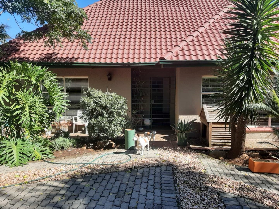 4 Bedroom Property for Sale in Mondeor Gauteng