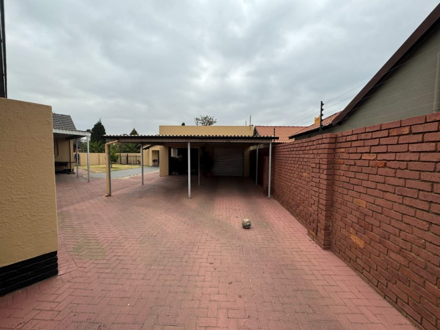 4 Bedroom Property for Sale in Brackendowns Gauteng